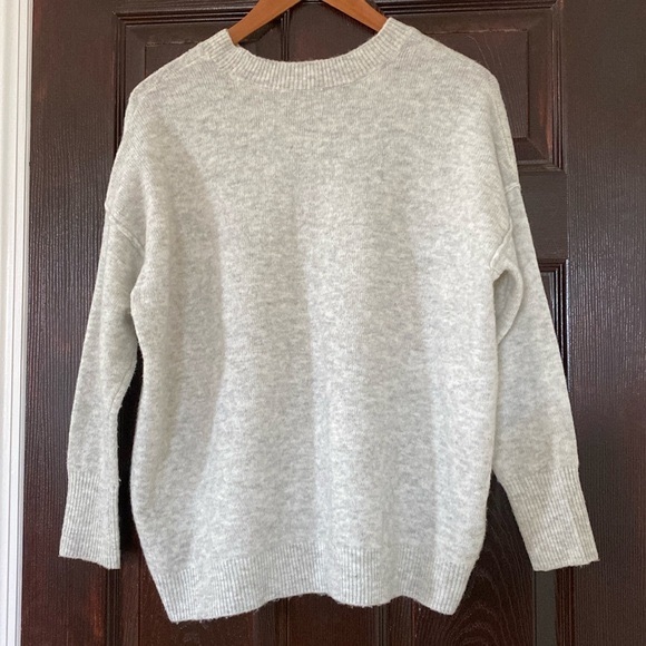 Light Heather Grey Long Sleeve Scoop Neck Sweater Size Small - Picture 4 of 4